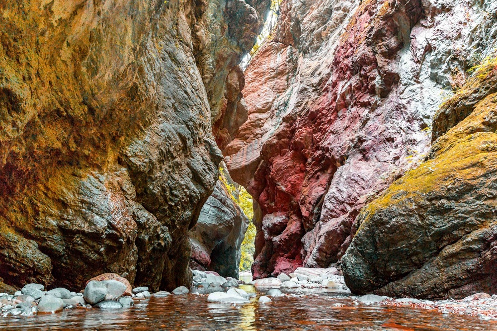 Trekking fluviale negli Stretti di Giaredo in Lunigiana, camminando e nuotando nelle sue acque cristalline e ammirando rocce millenarie d’innumerevoli colori.