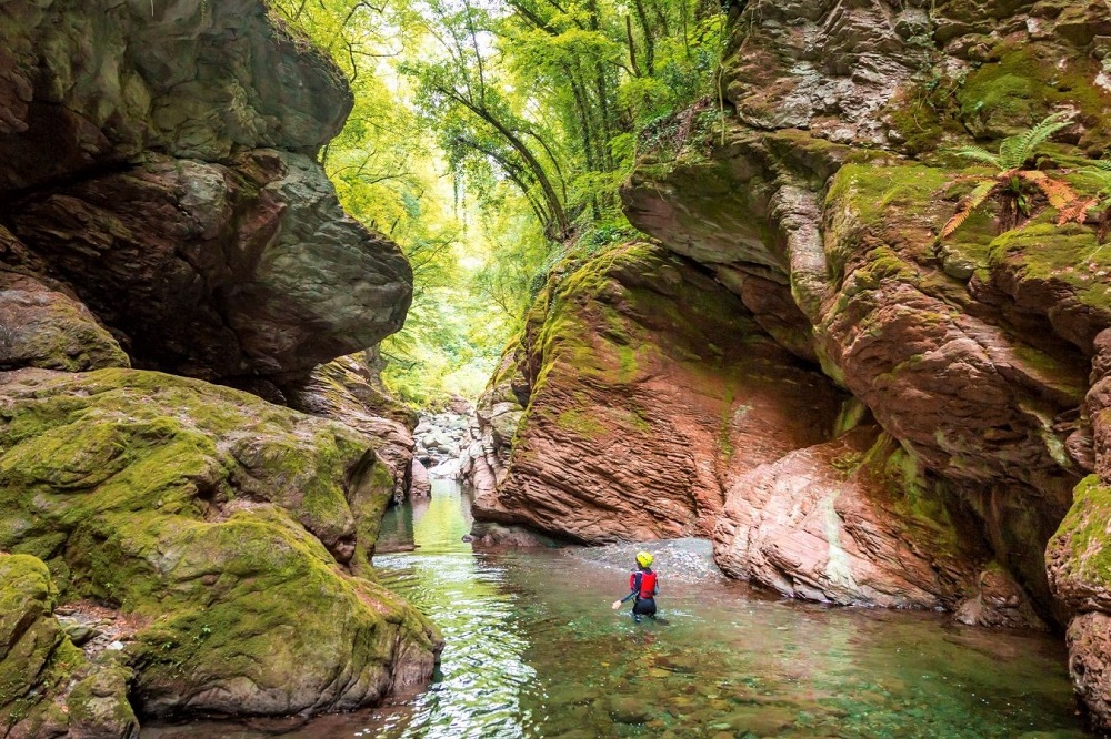 Trekking fluviale negli Stretti di Giaredo in Lunigiana, camminando e nuotando nelle sue acque cristalline e ammirando rocce millenarie d’innumerevoli colori.