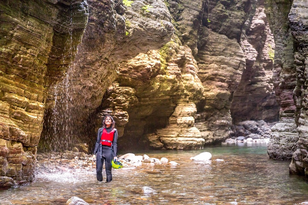 Trekking fluviale negli Stretti di Giaredo in Lunigiana, camminando e nuotando nelle sue acque cristalline e ammirando rocce millenarie d’innumerevoli colori.