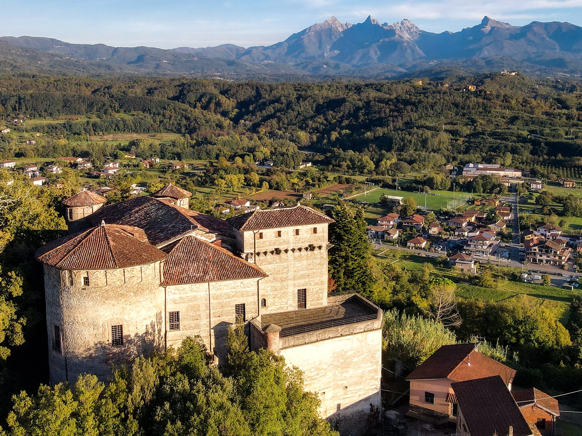 Scopri la dimora che domina la Valle del Taverone in Lunigiana dall’XI e che è rimasta nei secoli nelle proprietà dei discendenti dei suoi primi feudatari.