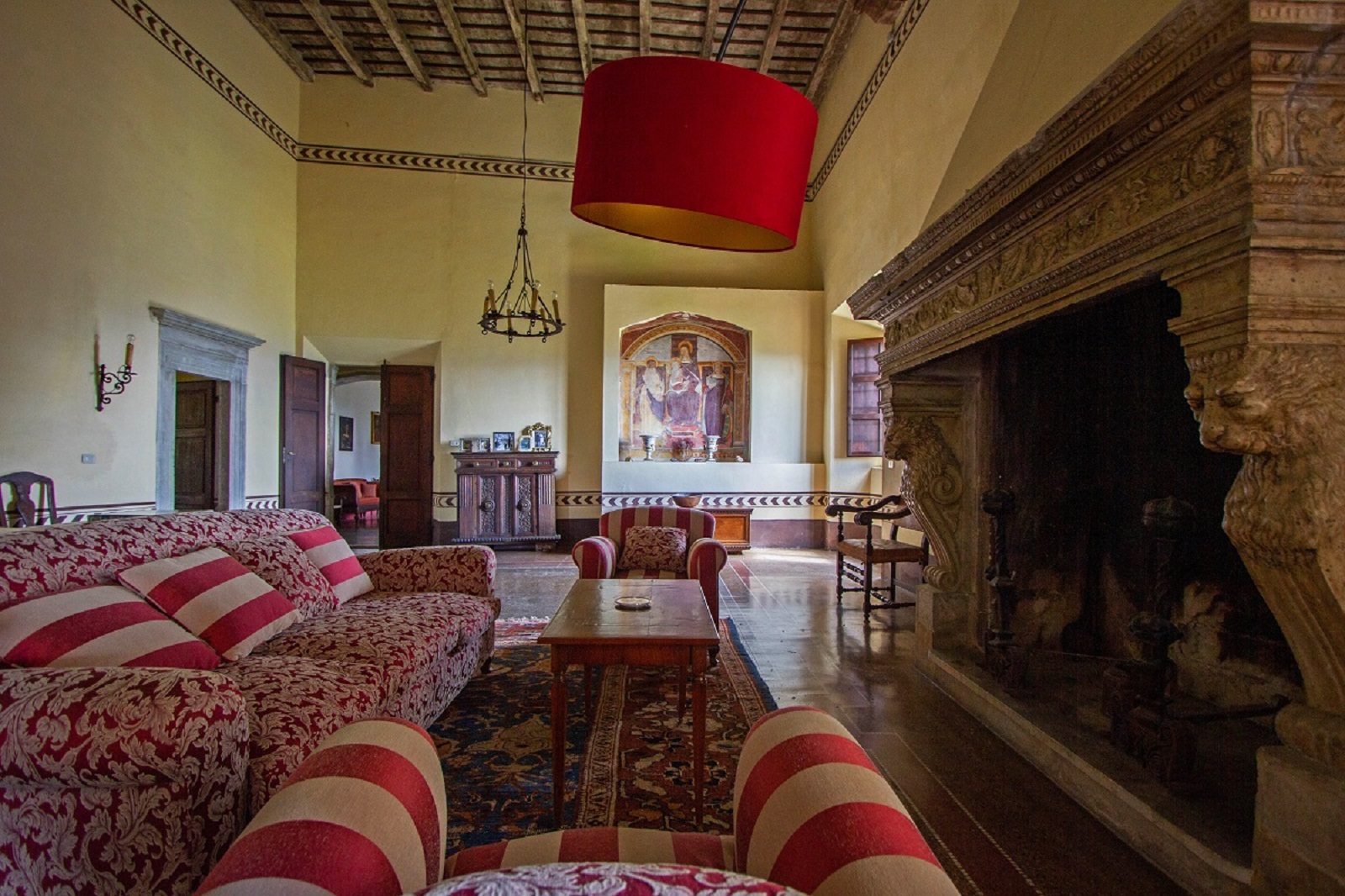 Scopri la dimora che domina la Valle del Taverone in Lunigiana dall’XI e che è rimasta nei secoli nelle proprietà dei discendenti dei suoi primi feudatari.