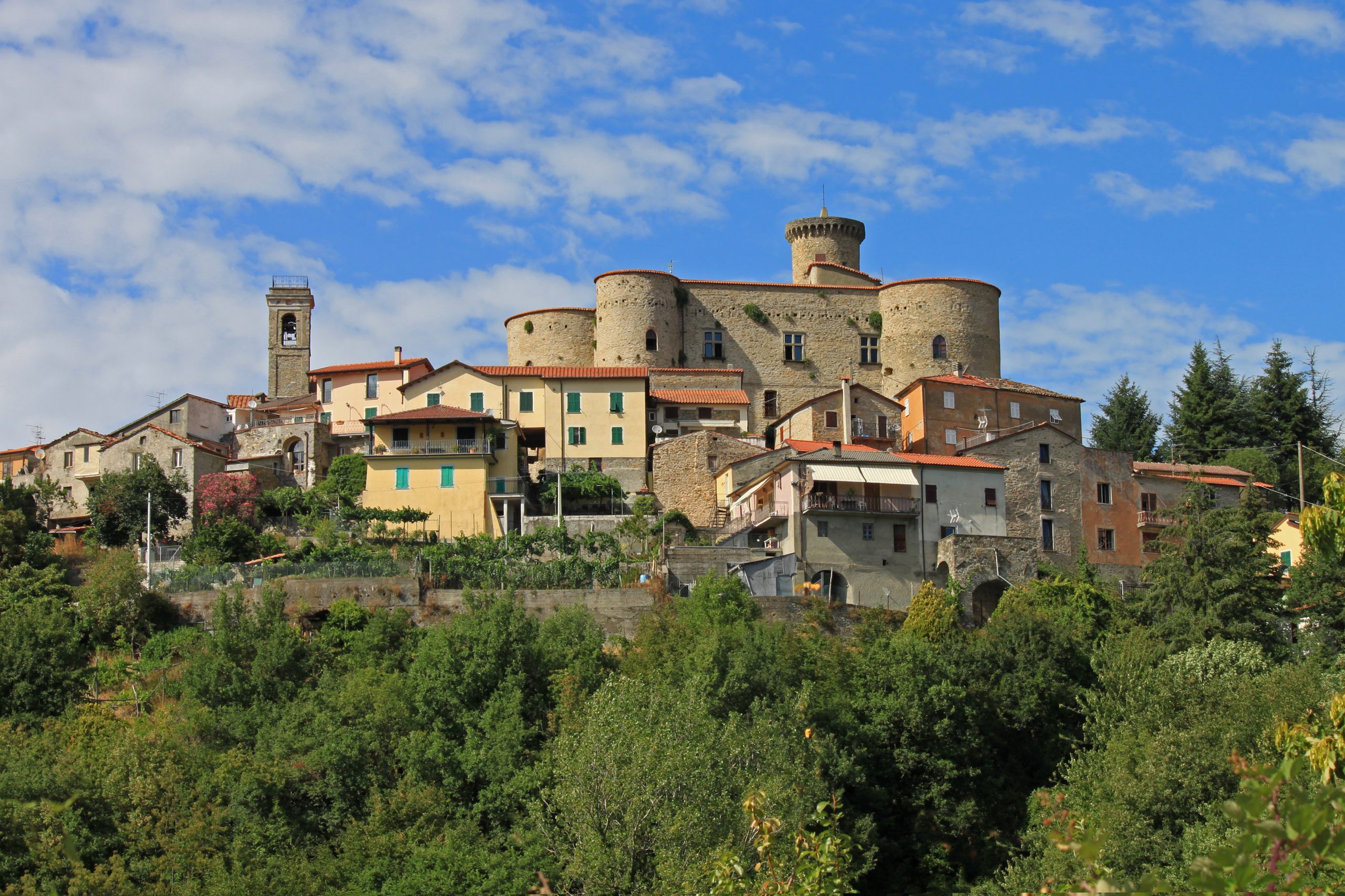 Scopri la dimora appartenuta alla Famiglia Malaspina dello Spino Secco, fra sale arredate e la terrazza panoramica sulla Lunigiana.