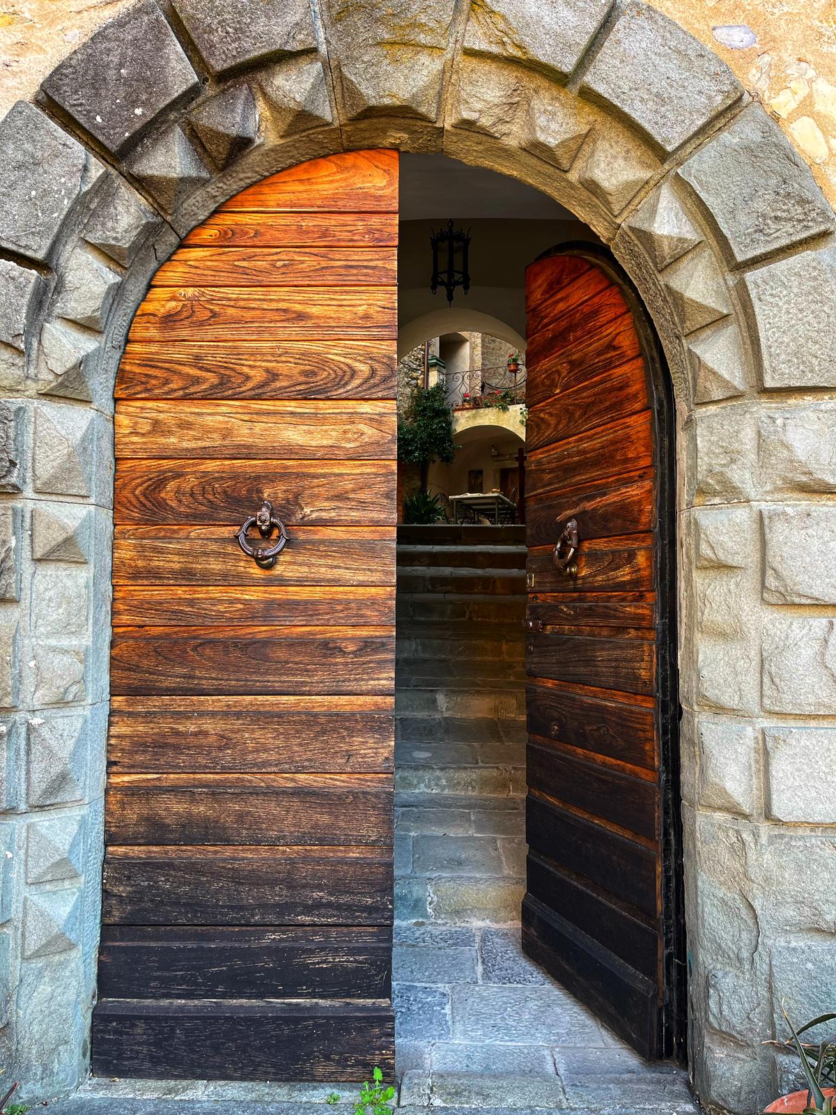 Scopri la dimora appartenuta alla Famiglia Malaspina dello Spino Secco, fra sale arredate e la terrazza panoramica sulla Lunigiana.