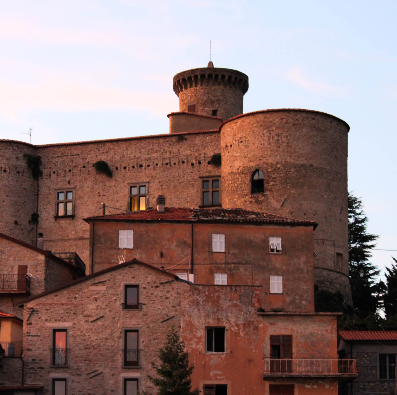 Scopri la dimora appartenuta alla Famiglia Malaspina dello Spino Secco, fra sale arredate e la terrazza panoramica sulla Lunigiana.